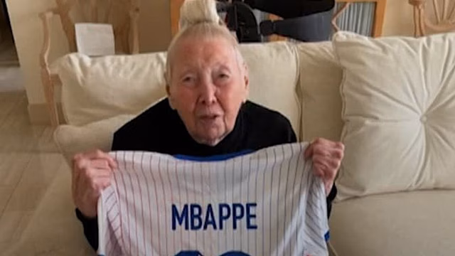 96-летняя болельщица получила футболку Мбаппе от сборной Франции