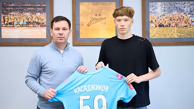 «Зенит» подписал новый контракт с нападающим Касаджиковым